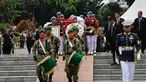 Personel Tentara Nasional Indonesia (TNI) membawa jenazah Wakil Presiden Republik Indonesia ke-6, Try Sutrisno, saat prosesi pemakaman di Taman Makam Pahlawan Nasional, Kalibata , Jakarta, Senin (2/3/2026). Wakil Presiden ke-6 Republik Indonesia, Try Sutrisno meninggal dunia di Rumah Sakit Pusat Angkatan Darat (RSPAD) Gatot Soebroto, Jakarta. (merdeka.com/Arie Basuki)