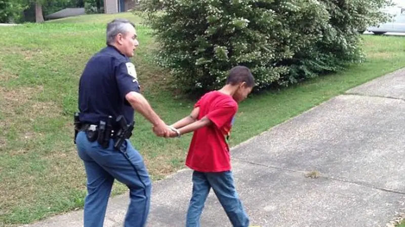 Anak 10 Tahun Tidak Mau Kerjakan PR Ditangkap Polisi