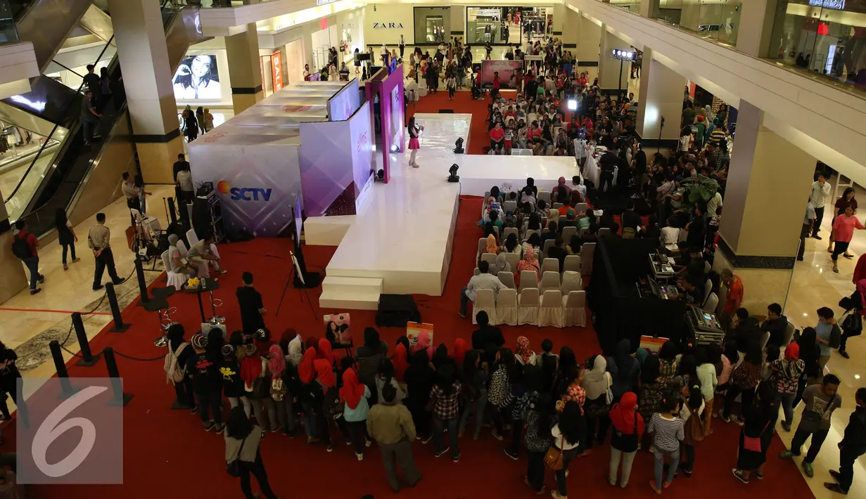 Suasana tampak ramai saat berlangsungnya ajang Miss Celebrity di Kota Kasablanka, Jakarta, Minggu (11/10/2015). Dalam audisi hari ini, ke-20 kontestan akan diuji dalam berbagai adu bakat. (Liputan6.com/ Faizal Fanani)