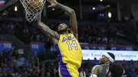 Pemain Lakers Brandon Ingram melakukan dunk saat melawan Thunder (AP)