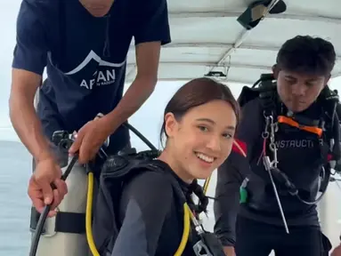 Lewat unggahannya, Yasmine Napper kembali menjajal diving. Meski terakhir di usia 14 tahun, pacar Giorgino Abraham ini tampil memukau saat berada di dalam laut. (Liputan6.com/IG/@yasminnapper)