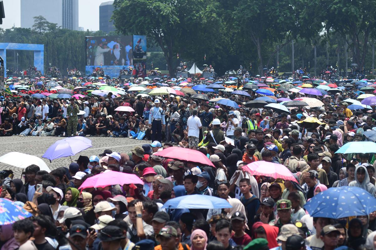 FOTO: Ribuan Warga Padati Monas Saksikan Kemegahan Parade HUT ke-80 TNI