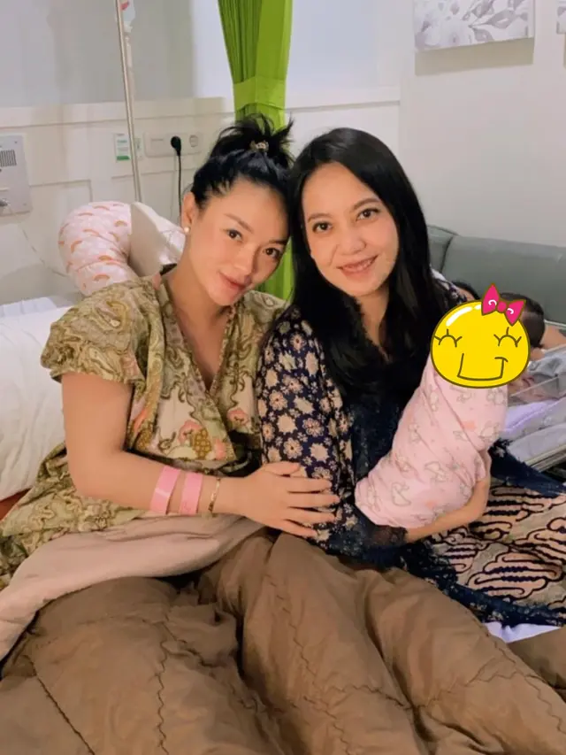 Selalu Tampil Cetar, 6 Gaya Zaskia Gotik Pakai Daster Ini Curi Perhatian