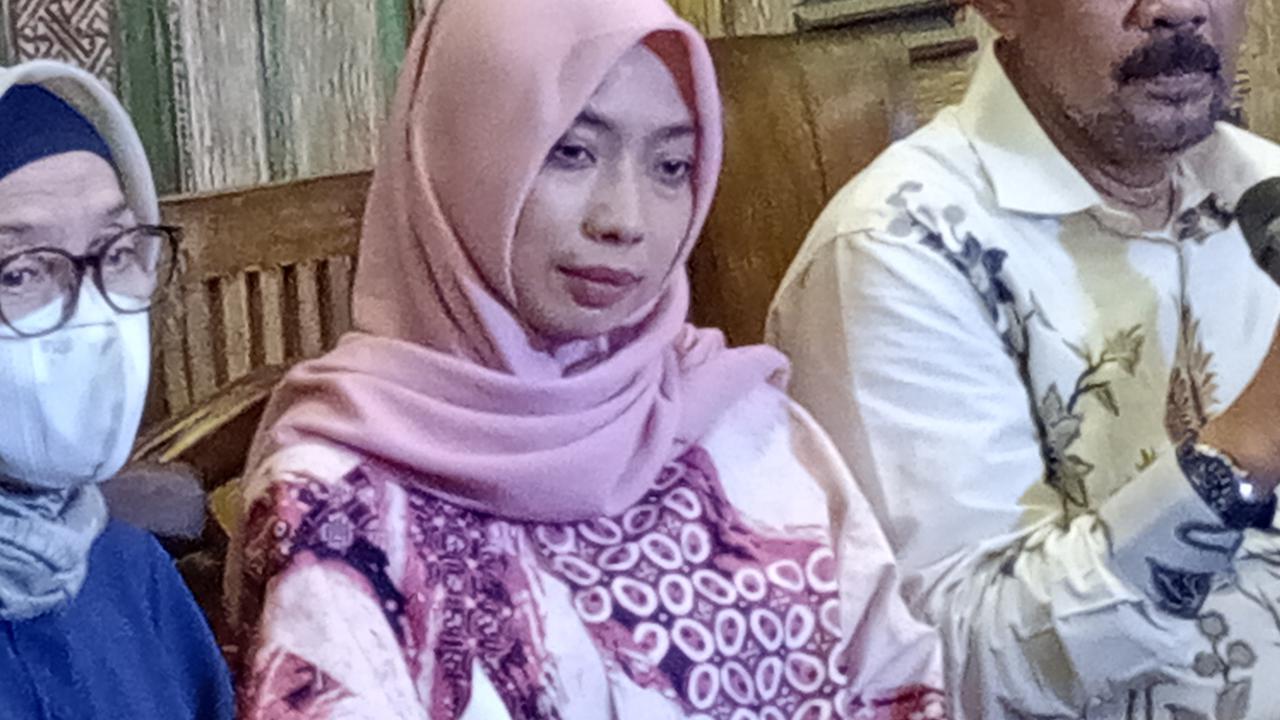 istri arya daru diplomat kemlu muncul ke publik