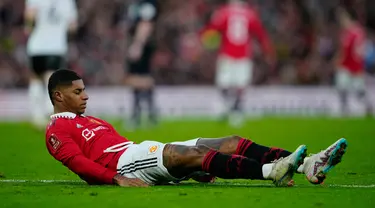 Pemain Manchester United Marcus Rashford saat melawan Fulham pada pertandingan sepak bola perempat final Piala FA di Stadion Old Trafford, Manchester, Inggris, 19 Maret 2023. (AP Photo/Jon Super)