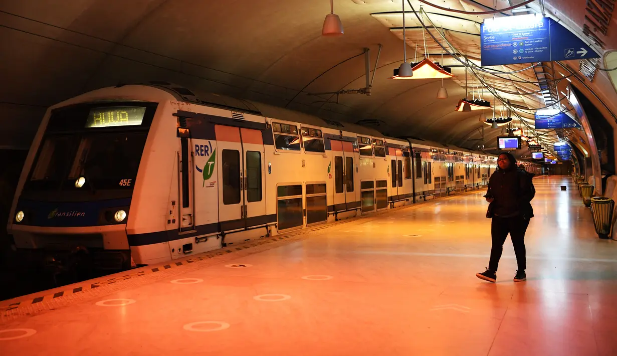 Seorang komuter menunggu di peron stasiun Metro Saint-Lazare di Paris selama aksi pemogokan massal, Kamis (10/11/2022). Operator transportasi umum ibu kota Prancis, RATP, mengatakan hampir setiap jalur akan ditutup atau beroperasi hanya dengan layanan jam sibuk terbatas. (Bertrand GUAY / AFP)