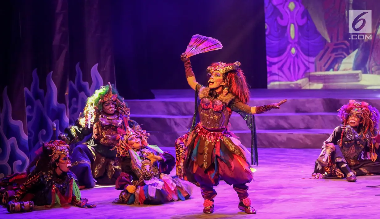 Sejumlah pemain Teater Koma mementaskan Goro-Goro: Mahabarata 2 di Graha Bhakti Budaya, Taman Ismail Marzuki, Jakarta, Rabu (24/7/2019). Lakon tersebut merupakan produksi ke 158 Teater Koma yang berlangsung hingga tanggal 4 Agustus 2019. (Liputan6.com/Fery Pradolo)