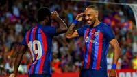 Pierre-Emercik Aubameyang dan Franck Kessie merayakan gol saat Barcelona berjumpa Pumas Unam dalam laga bertajuk Trofeo Joan Gamper, Minggu (7/8/2022) malam waktu setempat. (AP Photo/Joan Monfort)