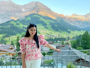 Artis Titi Kamal sedang menikmati liburan di Swiss bersama sang ibu. Berpose dengan keindahan pemandangan Swiss membuat Titi Kamal menyebut di unggahan instagramnya sebagai lukisan Allah. (instagram/titi_kamall)