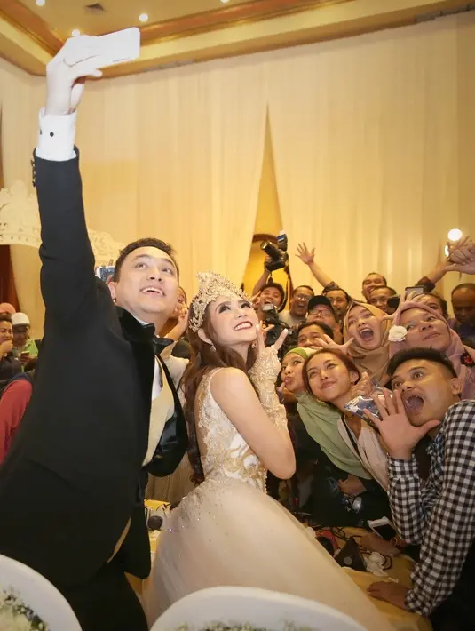 "Udah nabung juga, dari dua tahun yang lalu, sedikit demi sedikit. Alhamdulillah, tidak diendorse, kita bayaran sendiri tiketnya. Ya gitu lah. Insya Allah kita akan berangkat honeymoon," tukas Gilang Dirga. (Bambang E. Ros/Bintang.com)