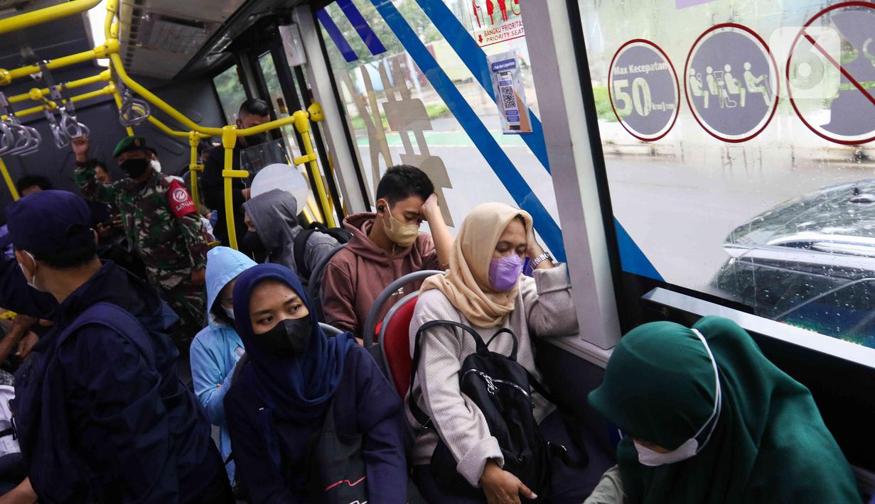 Personil TNI berjaga di Halte TransJakarta Bundaran HI, Jakarta, Rabu (1/3/2023). Setiap hari petugas TNI akan dikerahkan secara bergantian di armada-armada TransJakarta yang biasa ramai penumpang. (Liputan6.com/Herman Zakharia)