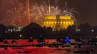 Warga dari atas kapal di Sungai Potomac menyaksikan pertunjukan kembang api pada perayaan Hari kemerdekaan Amerika di National Mall, Washington, Rabu (4/7). AS merayakan hari kemerdekaan pada 4 Juli atau dikenal Independence Day 4th July (AP/J. David Ake)