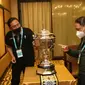 Menpora didampingi Ketua Umum PP PBSI Agung Firman Sampurna, Ketua Harian Alex Tirta, dan wakil ketua panitia Indonesia Badminton Festival Armand Darmadji, bisa memegang dan berfoto bersama Piala Thomas.