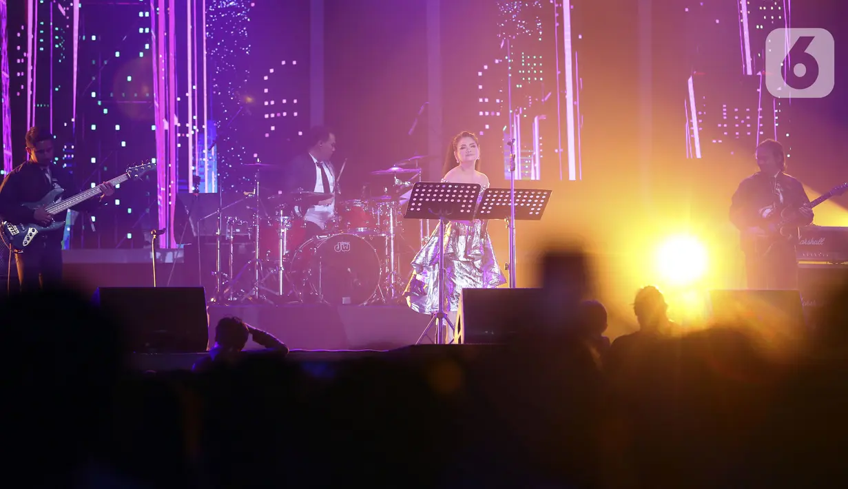 Penyanyi Vina Panduwinata tampil pada hari pertama BNI Java Jazz Festival 2022 di JIExpo Kemayoran, Jakarta, Jumat (27/5/2022). Perhelatan musik BNI Java Jazz Festival 2022 digelar pada 27-29 Mei yang menampilkan musisi-musisi dari dalam dan luar negeri. (Liputan6.com/Johan Tallo)