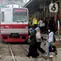 Suasana Stasiun Kereta KRL di Stasiun Karet Sudirman, Jakarta, Selasa (2/5/2023). PT Kereta Commuter Indonesia (KCI) terancam tidak dapat mengganti 10 unit rangkaian KRL Jabodetabek yang akan pensiun pada tahun 2023 dan 19 unit pada tahun 2024 dikarenakan Kementerian Perindustrian (Kemenperin) menolak usulan PT KCI untuk mengimpor rangkaian kereta bekas dari Jepang serta meminta perseroan membeli produk dalam negeri. (Liputan6.com/Johan Tallo)