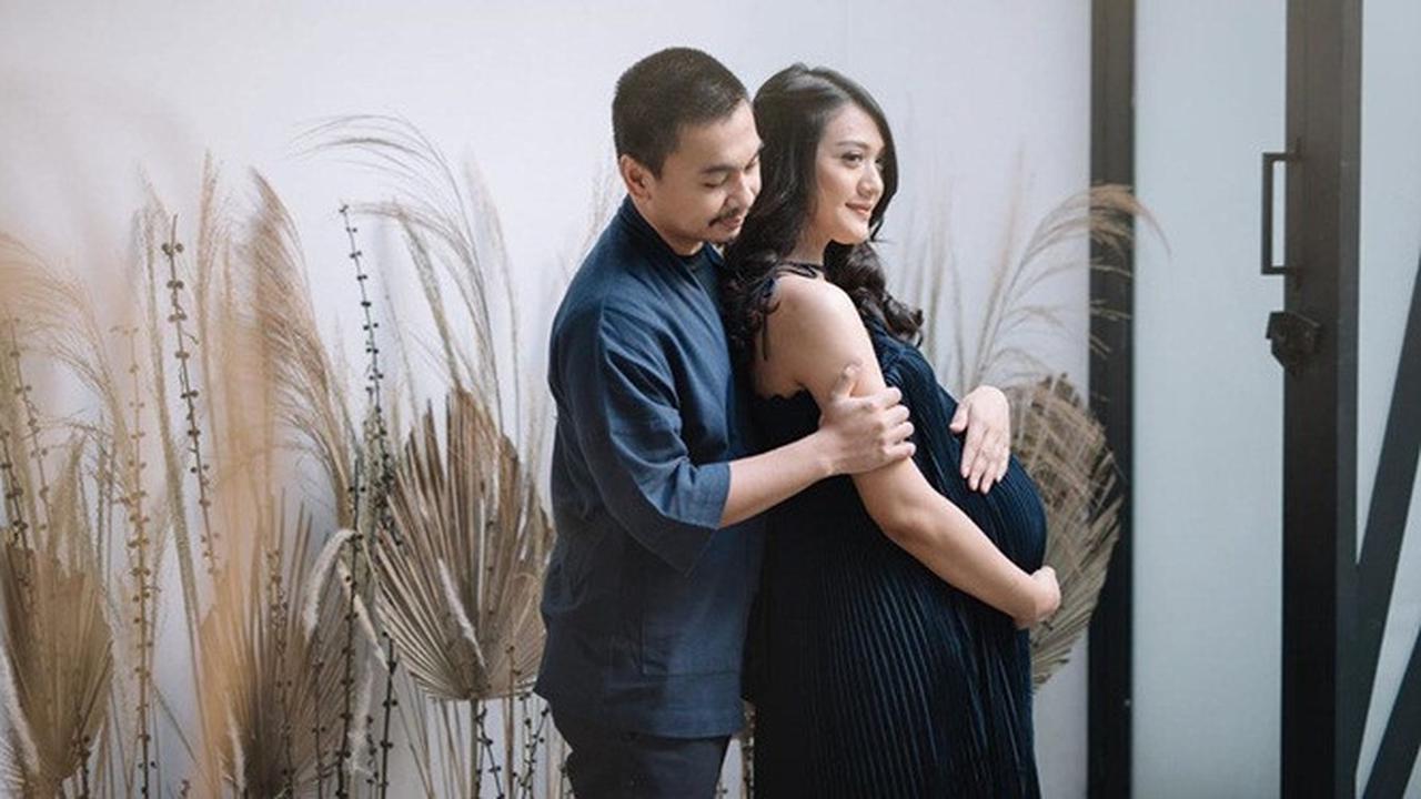 6 Gaya Anissa Aziza saat Lakukan Maternity Shoot, Penuh Kebahagian