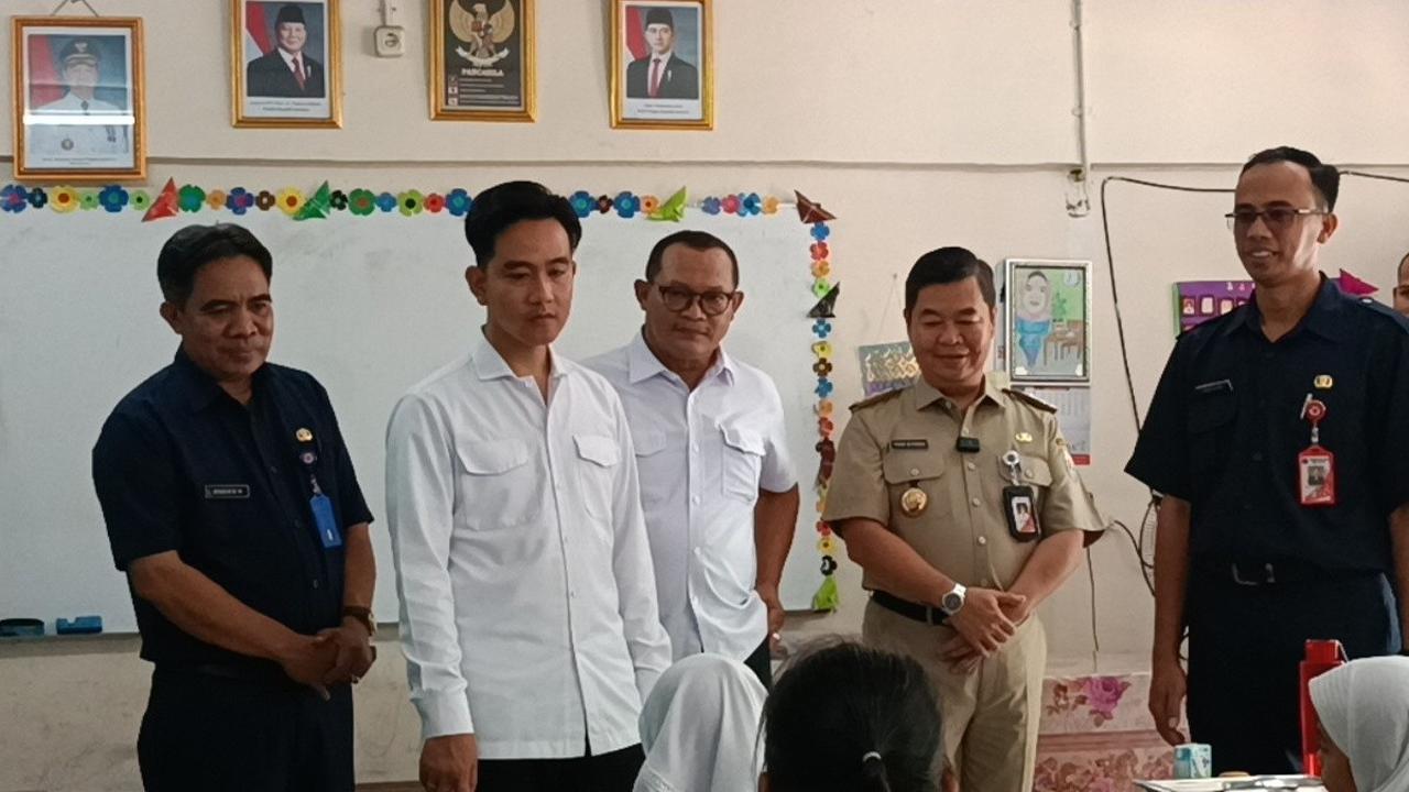 Siswa SDN Ini Pucat dan Hampir Pingsan Kelamaan Nunggu Gibran Bagikan Makan Gizi Gratis