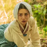 Nana dengan hanbok yang cukup lusuh. (Netflix)