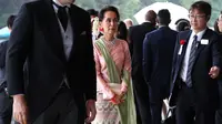 Pemimpin Myanmar Aung San Suu Kyi (tengah) tiba untuk menghadiri upacara penobatan Kaisar Naruhito di Istana Kekaisaran, Tokyo, Jepang, Selasa (22/10/2019). Kaisar Jepang Naruhito akan menjalani rangkaian ritual penobatan resmi kekaisaran hari ini. (AP Photo/Koji Sasahara, Pool)