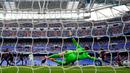 Pemain Real Madrid, Federico Valverde (kiri belakang) mencetak gol kedua timnya melewati kiper Barcelona Marc-Andre ter Stegen selama pertandingan sepak bola La Liga Spanyol antara Real Madrid dan Barcelona di Stadion Santiago Bernabeu, Madrid, Minggu (16/10/2022). (AP Photo/Manu Fernandez)