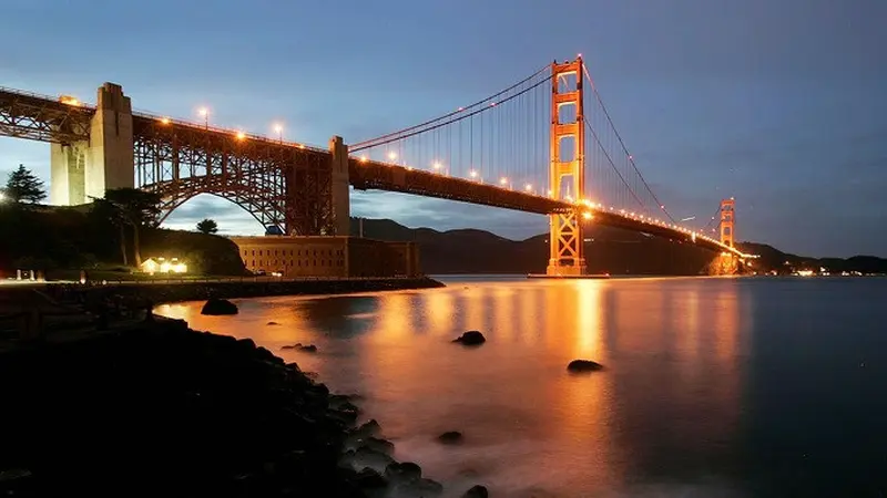 Jembatan Golden Gate menghubungkan San Fransisco dengan Marin County, California