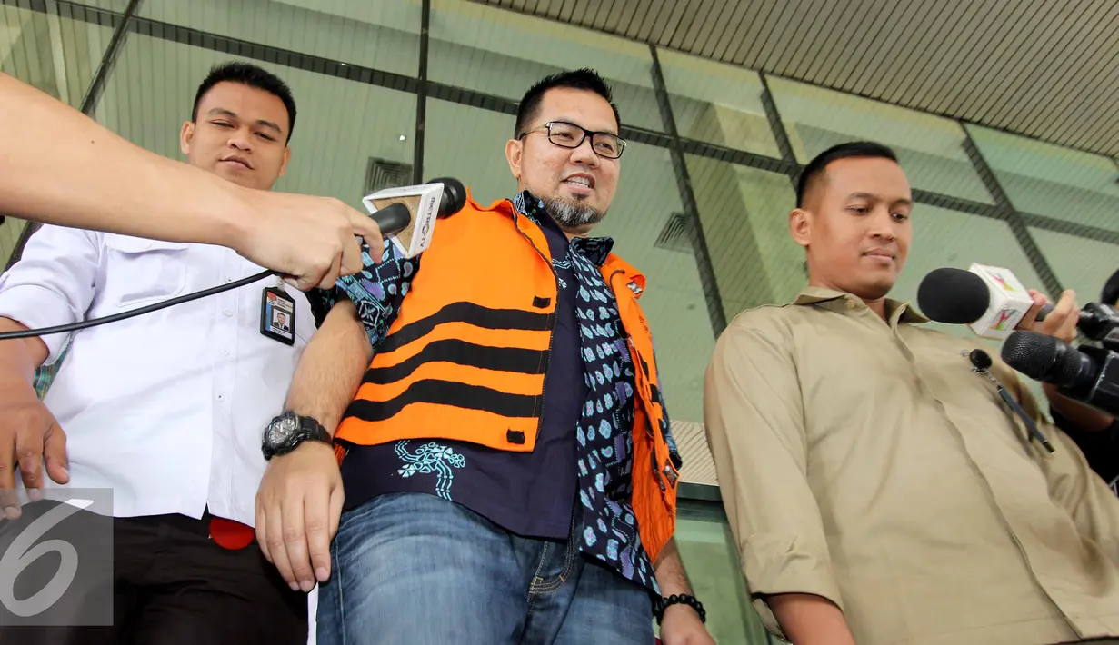 Bupati Empat Lawang, Budi Antoni Aljufri saat ditanya wartawan usai menjalani pemeriksaan, Jakarta, Selasa (14/7/2015). Budi diperiksa terkait kasus suap mantan Ketua MK, Akil Mochtar dalam Pilkada Kabupaten Empat Lawang. (Liputan6.com/Helmi Afandi)