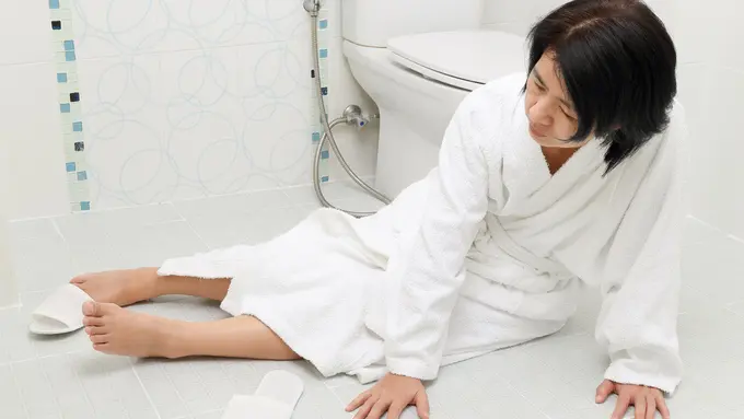 Terpeleset di Kamar Mandi Bisa Memicu Stroke?(Toa55/Shutterstock)