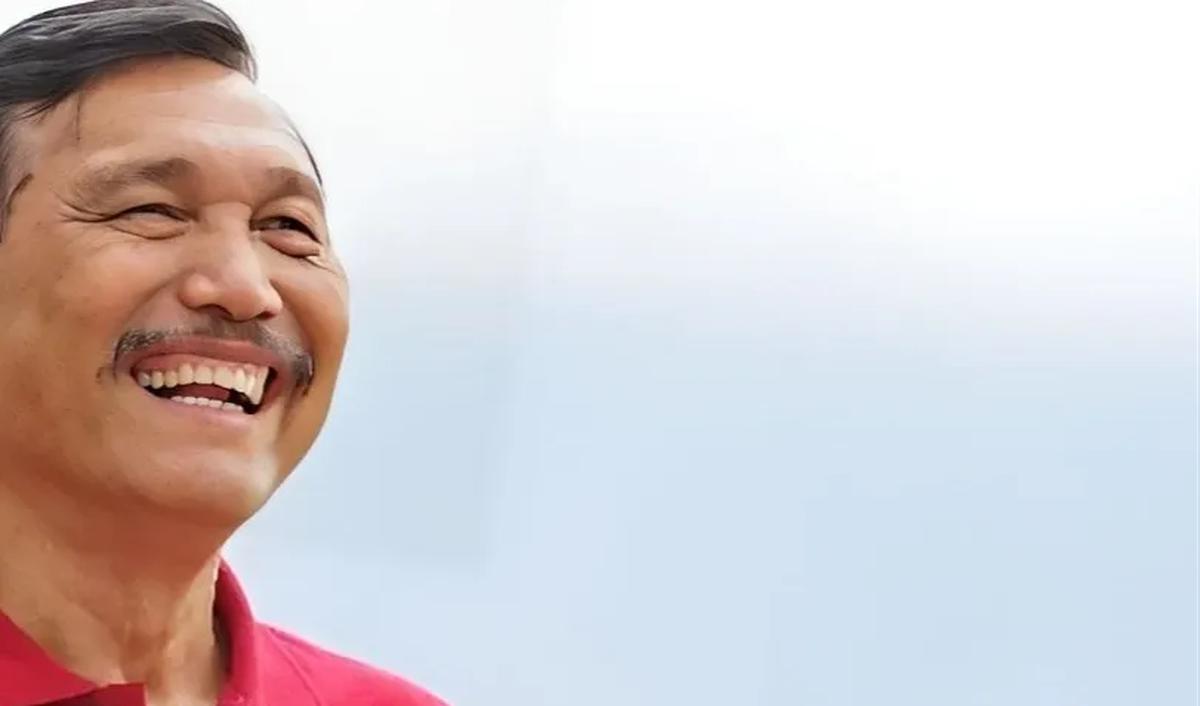 Kesehatan Luhut menurun pada Jumat (6/10). Kondisi itu membuat Luhut menjalani perawatan di Singapura.<br>