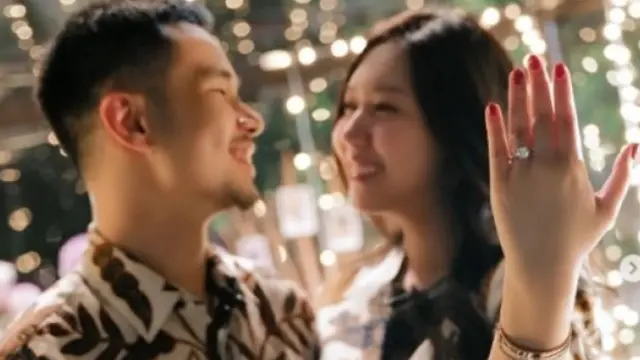 Model Cincin Tunangan yang Dipakai Seleb dan Artis, Inspirasi untuk Pernikahan di Tahun 2024