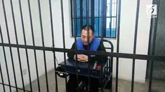 Untuk melengkapi aksinya, tak lupa ia membeli baju polisi palsu, kartu identitas, dan borgol. Ia juga beraktivitas bak polisi sungguhan setiap harinya.