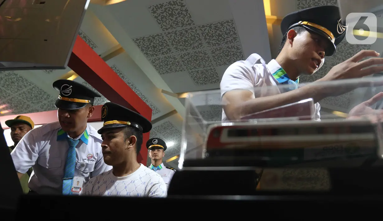 Melalui simulator kereta api ini pengunjung dapat merasakan pengalaman mengoperasikan kereta bagaikan seorang masinis. (Liputan6.com/Herman Zakharia)