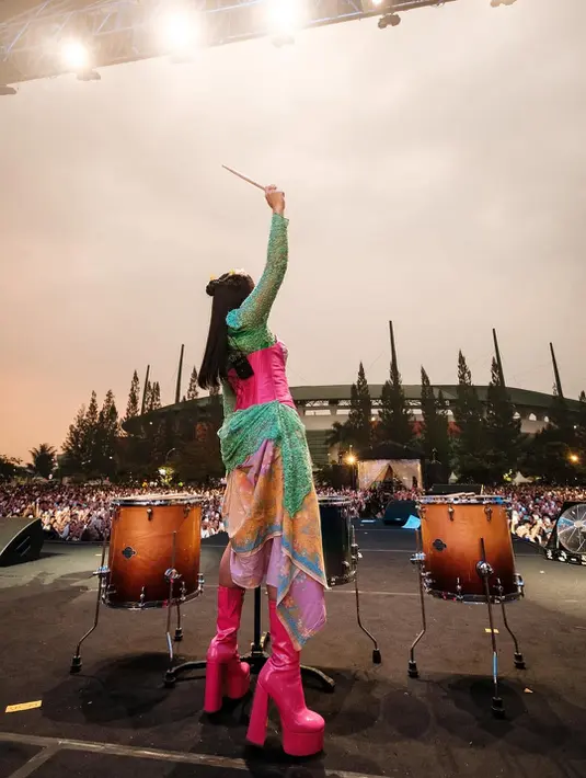 Gaya rambut sleek bun dan aksesori bunga di kepala menyempurnakan tampilannya, menjadikannya simbol kebaya versi Gen Z yang percaya diri dan ekspresif.  [@yurayunita].