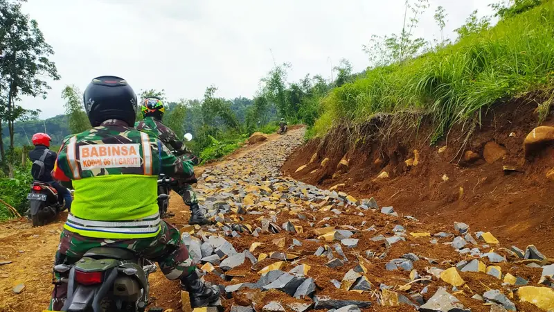 Jalanan terjal dan curam, tak menghalangi anggota dalam menyukseskan program TMMD ke-108 di Kecamatan Cibatu, Garut, Jawa Barat.