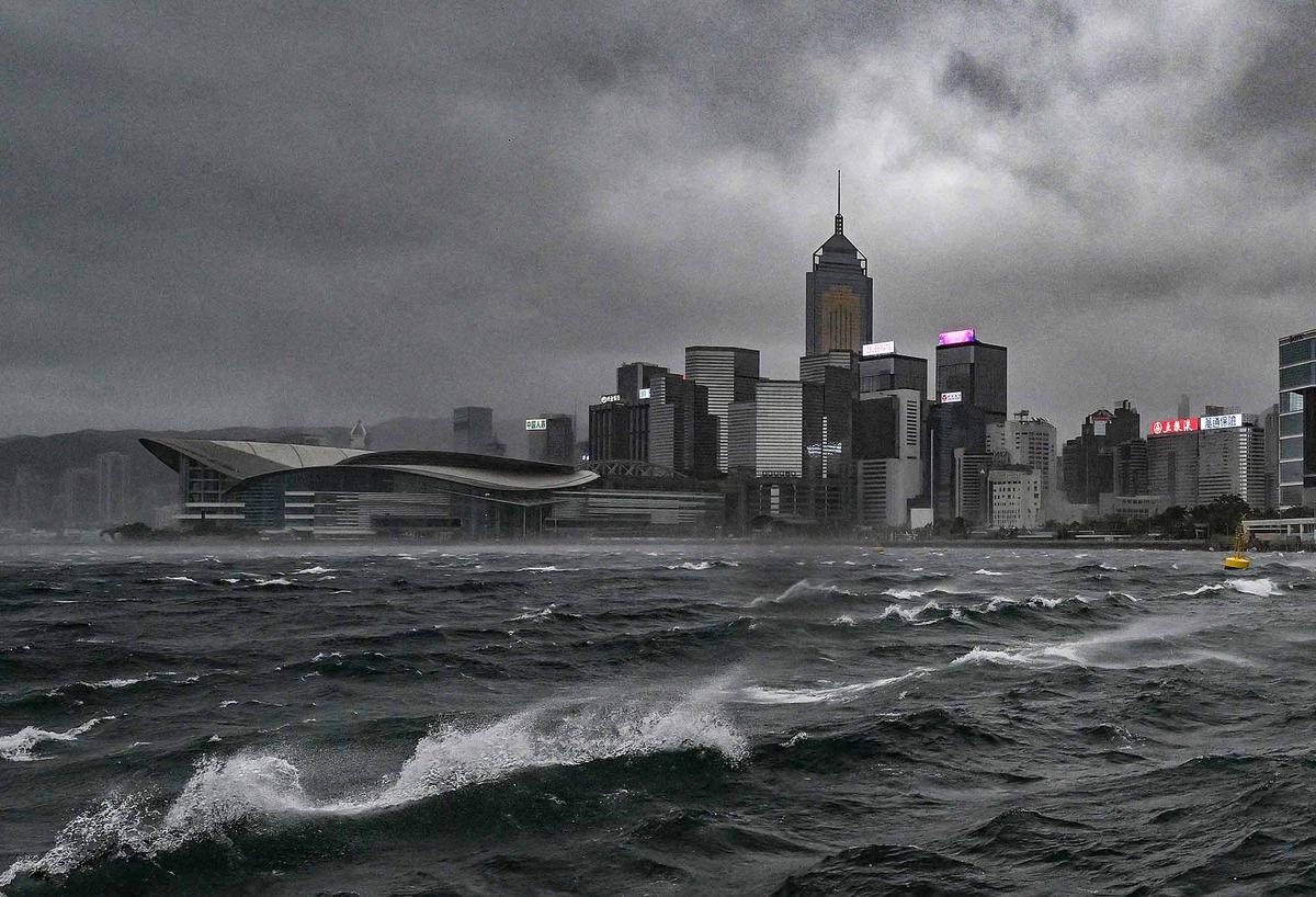 FOTO: Topan Wipha Lumpuhkan Hong Kong, Peringatan Tertinggi Diberlakukan