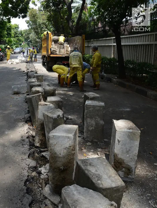 Aktivitas pekerja membongkar pembatas beton di Jalan M Yamin bagian sisi barat, kawasan Menteng,  Jakarta, Rabu (20/1). Pemprov DKI akan membuka kembali jalan itu sebagai akses lalu lintas untuk umum pada 24 maret 2019 mendatang. (merdeka.com/Imam Buhori)