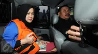 Istri Gubernur Sumatera Utara Nonaktif, Evy Susanti usai menjalani pemeriksaan KPK, Jakarta, Jumat (25/9/2015). Gatot berjanji akan buka-bukaan di Sidang Tipikor nanti. (Liputan6.com/Helmi Afandi)