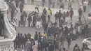 Orang-orang berjalan di dekat patung Maharaja Ranjit Singh di tengah kondisi berkabut pada Hari Tahun Baru, di Amritsar (1/1/2021). Di Delhi, merkuri anjlok ke level terendah dalam 15 tahun 1,1 derajat Celcius. (AFP/Narinder Nanu)