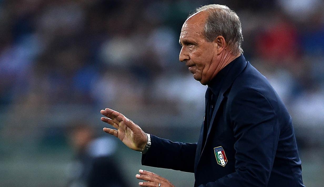 Pelatih anyar Italia, Giampiero Ventura, memberikan pengarahan saat laga melawan Spanyol. Pertandingan melawan Prancis ini merupakan debut pelatih baru Gli Azzurri yang menggantikan posisi Antonio Conte. (AFP/Alberto Pizzoli)