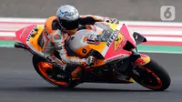 Pembalap Repsol Honda Team, Pol Espargaro saat sesi kualifikasi MotoGP di Pertamina Mandalika International Street Sirkuit, Nusa Tenggara Barat, Sabtu (22/3/2022). (Liputan6.com/Helmi Fithriansyah)