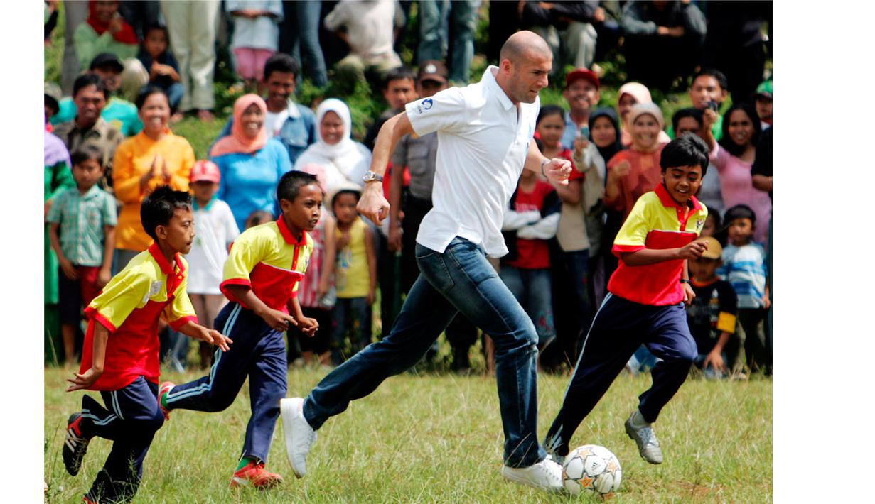 Zinedine Zidane, bermain sepak bola untuk anak-anak Indonesia di Desa Cisaat, Ciater, Jawa Barat, (07/08/2007).  Zidane, menjadi duta sepak bola selama tiga hari di Indonesia. (EPA/Mast Irham)