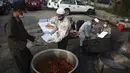 Sukarelawan menyiapkan makanan berbuka puasa gratis untuk orang-orang yang membutuhkan selama bulan puasa suci Ramadan di Kabul, Afghanistan, Kamis (7/5/2020). Muslim di seluruh dunia melewati Ramadan tahun ini di tengah pandemi virus corona COVID-19 dan PHK. (AP Photo/Rahmat Gul)
