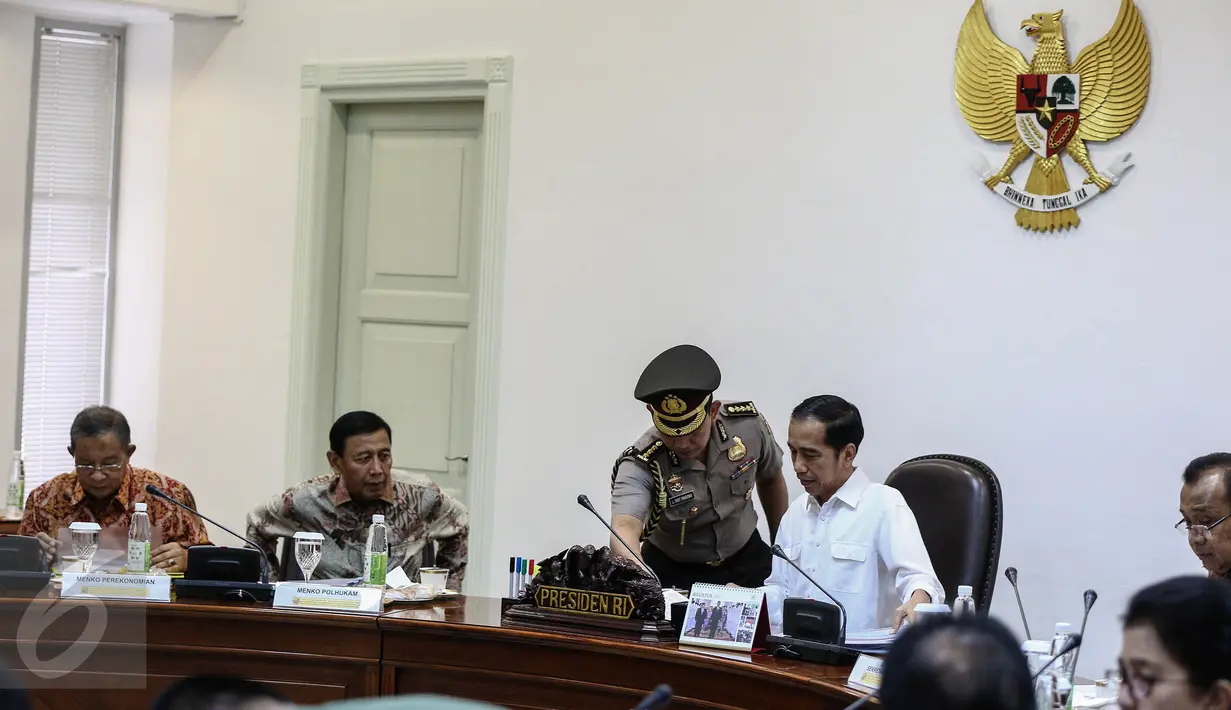 Presiden Jokowi (kanan) didampingi Menko Polhukam Wiranto memimpin rapat kabinet terbatas di Kantor Kepresidenan, Jakarta, Jumat (12/8). Rapat tersebut membahas soal pencegahan dan penanganan kebakaran hutan dan lahan. (Liputan6.com/Faizal Fanani)