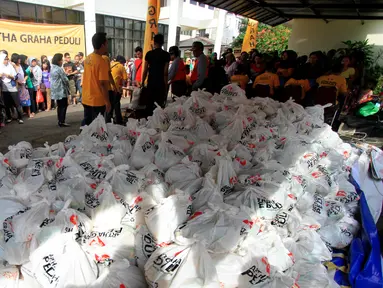 Tumpukan sembako siap dibagikan kepada warga yang membutuhkan dalam kegiatan Pasar Murah Artha Graha Peduli di kawasan Pegangsaan, Jakarta Pusat, Rabu (29/6).(Liputan6.com/Angga Yuniar)
