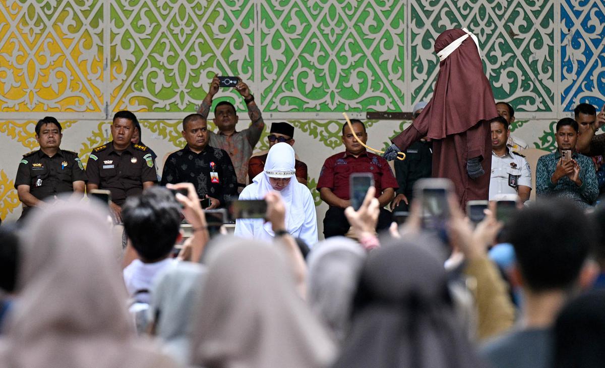 11 Pelanggar Syariat Islam Jalani Hukuman Cambuk di Banda Aceh