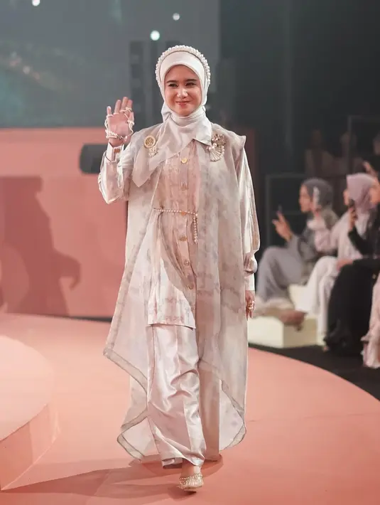 Tissa Biani yang jadi muse koleksi Ramadan SHi by Shireen Sungkar tampak menawan mengenakan set blouse warna pink pastel dan outer organza. [@shibyshireen]