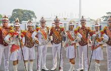 Jenderal Bintang Dua Polri Dapat Kejutan dari Taruna Akpol di Hari Istimewa, Netizen Salfok ke Pasangan Bawa Bunga