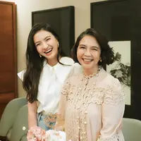 Ibunda Raline Shah, Roselin Abu, baru saja merayakan ulang tahunnya secara intim [@ralineshah]