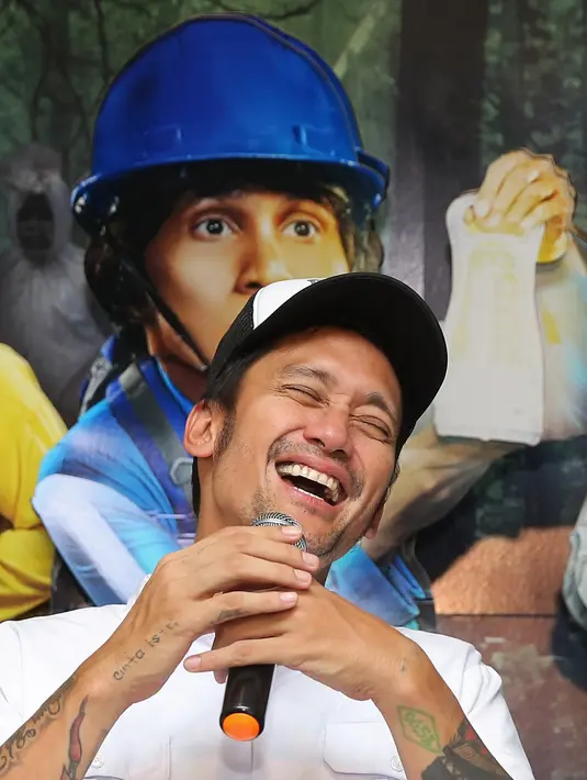 Tato bertuliskan ‘Cinta Istri’ yang terdapat di tangan kanan Tora memiliki makna yang sangat penting. Tulisan tersebut menjadi bukti bahwa ia sangat mencintai istrinya, Mieke Amalia, dan pastinya anak-anaknya. (Bambang E.Ros/Bintang.com)