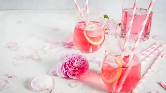 Infused water mawar, lemon, dan stroberi