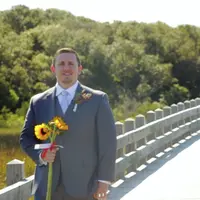 Ingin memberi kejutan untuk calon suami, pengantin wanita ini muncul dengan kostum T-Rex di hari pernikahannya. (Foto: huffingtonpost.com)